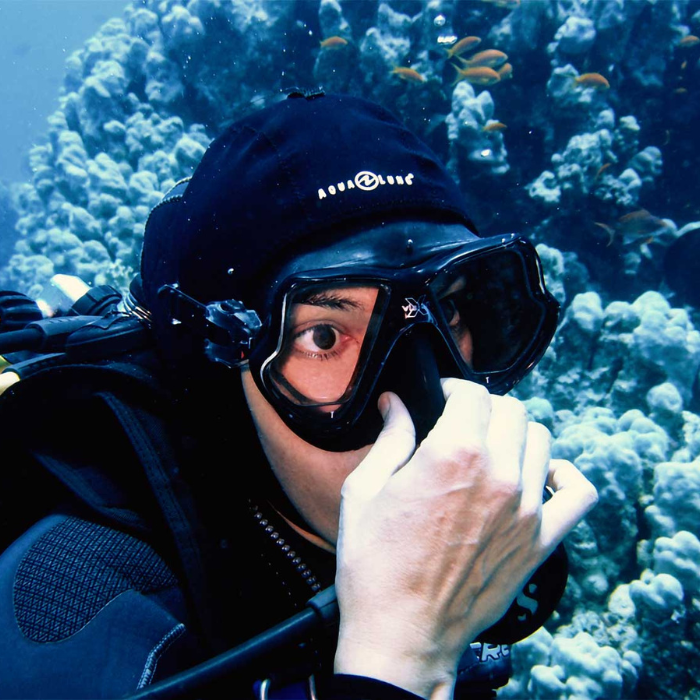 diver equalizing close up
