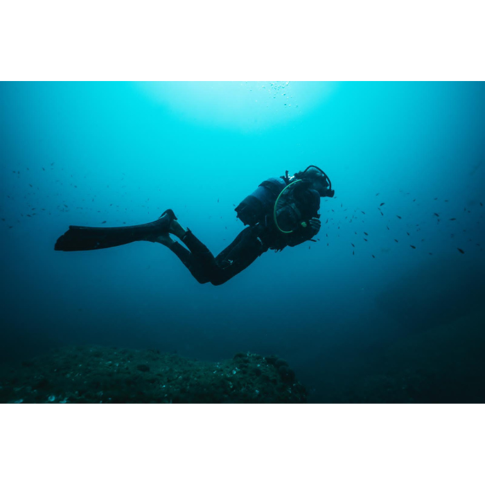 diver perfect buoyancy
